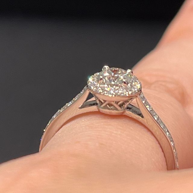 【ラザール ダイヤモンド(LAZARE DIAMOND)の口コミ】 いかにもな一粒婚約指輪はのちのちつけにくいかなと思っていて、ファッシ…