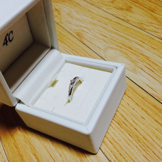 【4℃ BRIDAL(ヨンドシーブライダル)の口コミ】 婚約指輪は自分の好きなデザインが良かったので、プロポーズされてから一…