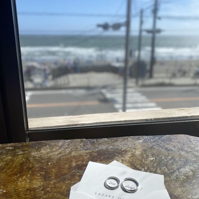 【ラザール ダイヤモンド(LAZARE DIAMOND)の口コミ】 こだわった点は、婚約指輪と重ねてつけられる形で、男性の指も長く見せれ…