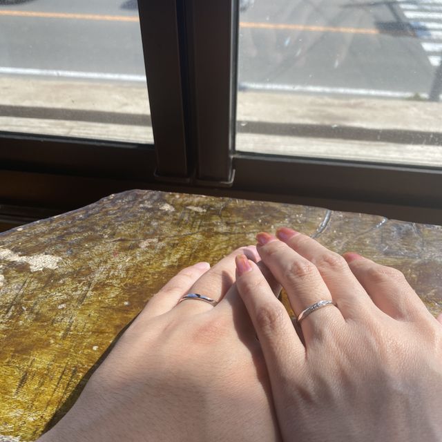 【ラザール ダイヤモンド(LAZARE DIAMOND)の口コミ】 こだわった点は、婚約指輪と重ねてつけられる形で、男性の指も長く見せれ…