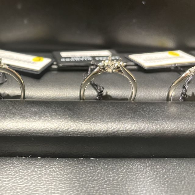 【ラザール ダイヤモンド(LAZARE DIAMOND)の口コミ】 婚約指輪も普段使いをしたかったので、派手すぎないものを探していました…