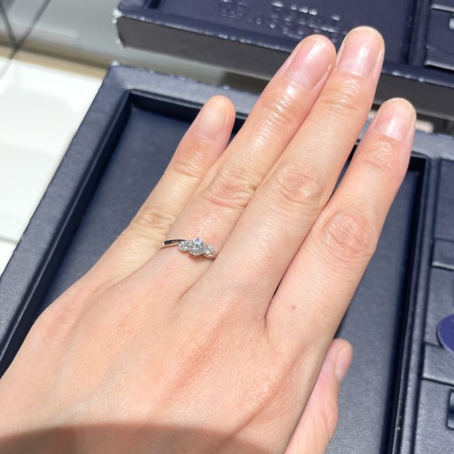 【ROYAL ASSCHER(ロイヤル・アッシャー)の口コミ】 ダイヤモンドの輝きが格別でした。本当に白く輝いていて、内側から出てく…