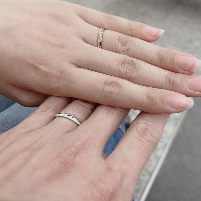 【Disney PRINCESS Rapunzel(ディズニープリンセスラプンツェル)の口コミ】 ピンクゴールドの色味と、上下で表面の仕上がりが異なるデザイン、控えめ…