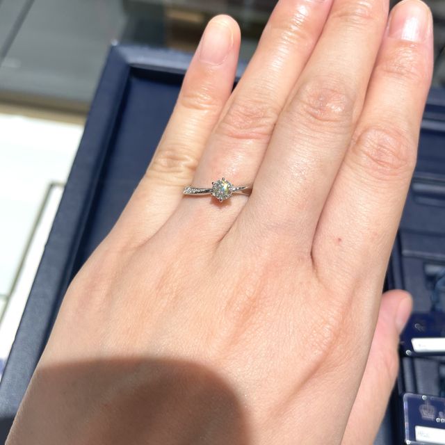 【ROYAL ASSCHER(ロイヤル・アッシャー)の口コミ】 センターダイヤモンドと、アームの片側のみにパヴェダイヤモンド…