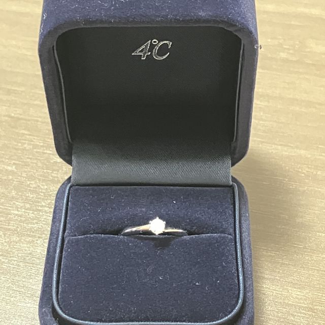 【4℃ BRIDAL(ヨンドシーブライダル)の口コミ】 付ける相手の事を考えシンプルなものがいいと思い、さらに50周年記念限定…