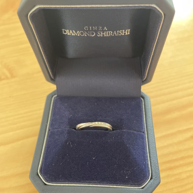【銀座ダイヤモンドシライシの口コミ】 シンプルですが、左右に少しデザインがあったりとシンプル過ぎない見た目…