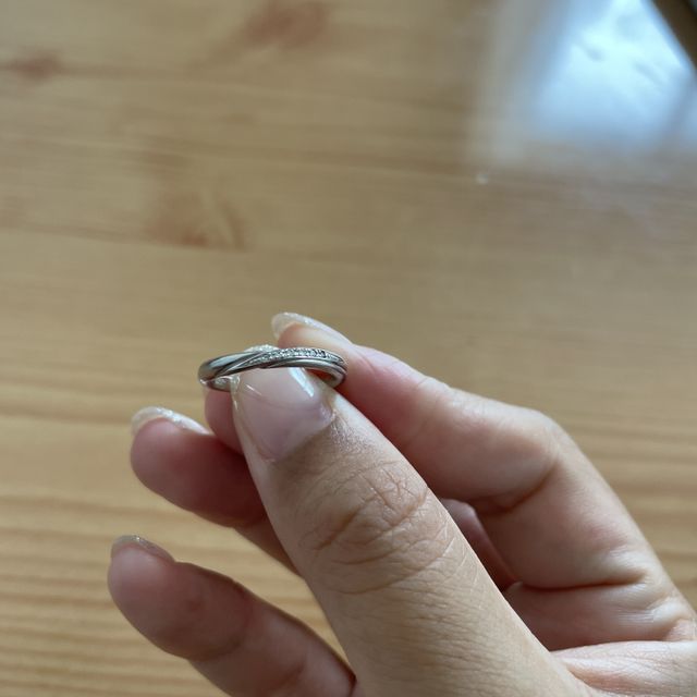 【銀座ダイヤモンドシライシの口コミ】 シンプルですが、左右に少しデザインがあったりとシンプル過ぎない見た目…