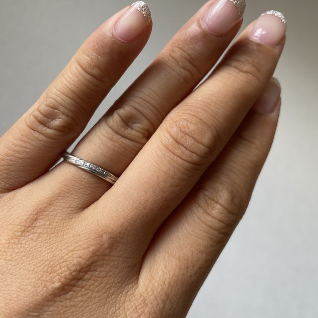【銀座ダイヤモンドシライシの口コミ】 シンプルですが、左右に少しデザインがあったりとシンプル過ぎない見た目…