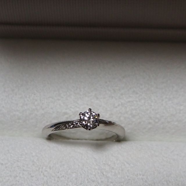 【Galopine & Galopin(ガロピーネガロパン)の口コミ】 シンプルなデザインのものを探していてリングの上と下に3粒ずつ小さなダイ…