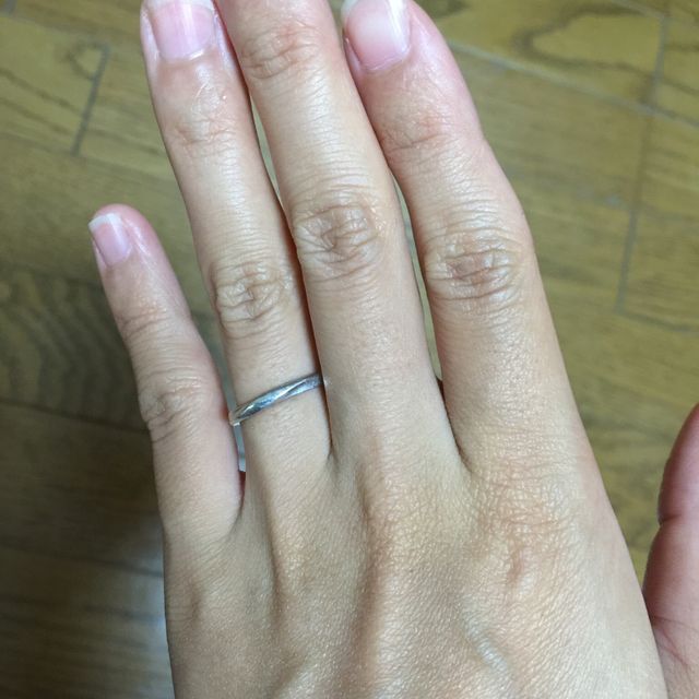 【4℃ BRIDAL(ヨンドシーブライダル)の口コミ】 シンプルで細身のものを探していました。まん丸だと味気ないですが、こち…