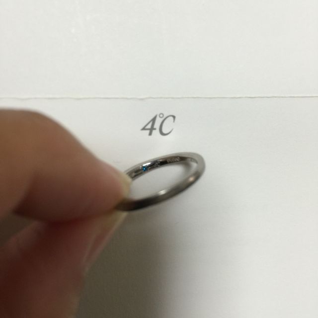 【4℃ BRIDAL(ヨンドシーブライダル)の口コミ】 シンプルで細身のものを探していました。まん丸だと味気ないですが、こち…