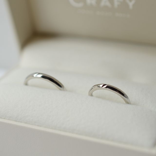 【CRAFY(クラフィ)の口コミ】 これからずっとつけるものなので流行り廃りのないシンプルなデザインにし…