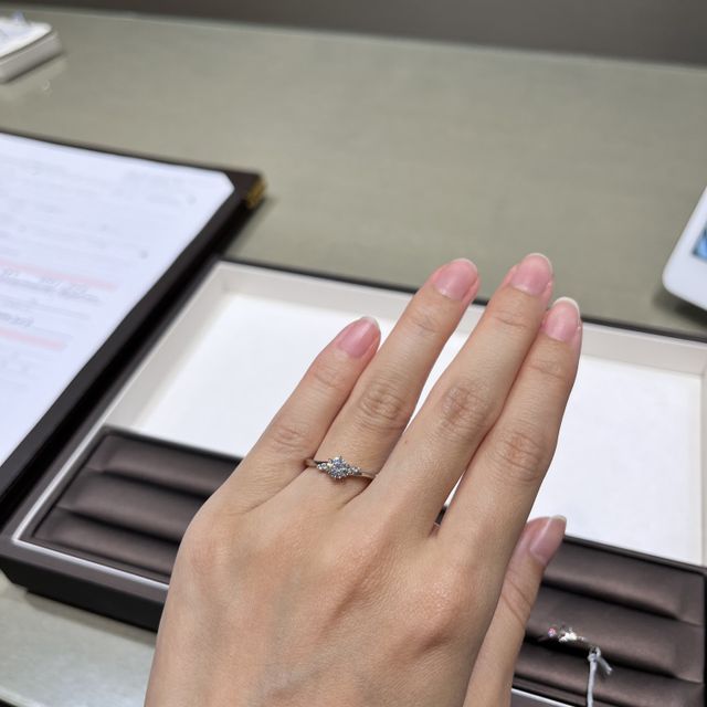 【アイプリモ(I-PRIMO)の口コミ】 婚約指輪はキラッとしてほしいというイメージがあったため、メインのダイ…