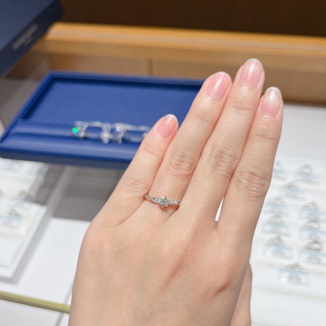 【銀座ダイヤモンドシライシの口コミ】 婚約指輪はキラッとしてほしいというイメージがあったため、メインのダイ…