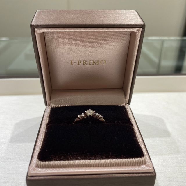 【アイプリモ(I-PRIMO)の口コミ】 妻の指が小さくてダイヤモンドがあまり大きいと似合わないことからダイヤ…