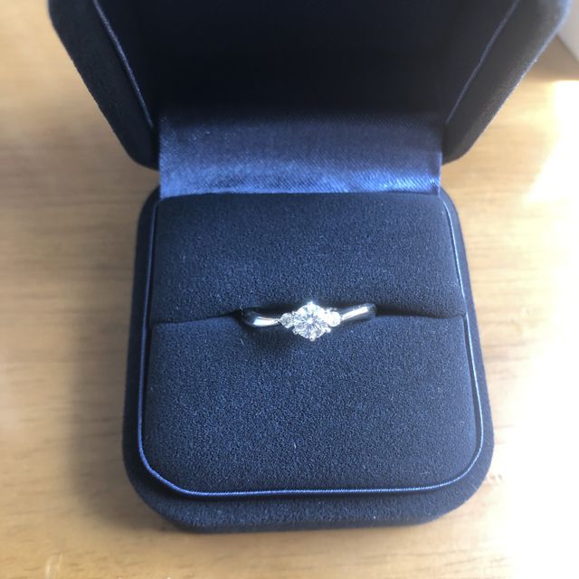 【4℃ BRIDAL(ヨンドシーブライダル)の口コミ】 私は価格、ダイヤモンドの大きさを重視して婚約指輪を選びました。具体的…