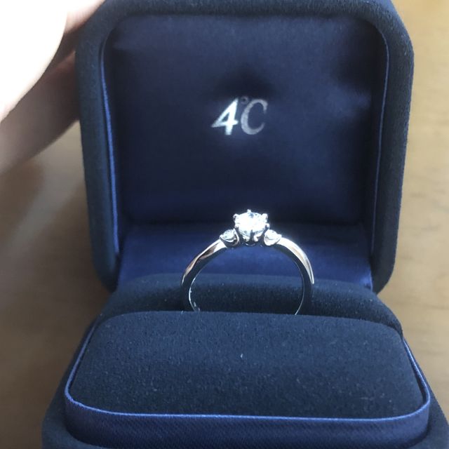【4℃ BRIDAL(ヨンドシーブライダル)の口コミ】 私は価格、ダイヤモンドの大きさを重視して婚約指輪を選びました。具体的…