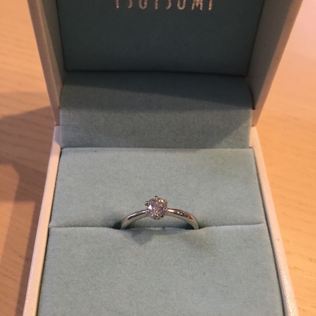 【ジュエリーツツミ(JEWELRY TSUTSUMI)の口コミ】 シンプルなデザインの指輪が良くて、王道のソリティアに決めました。ソリ…