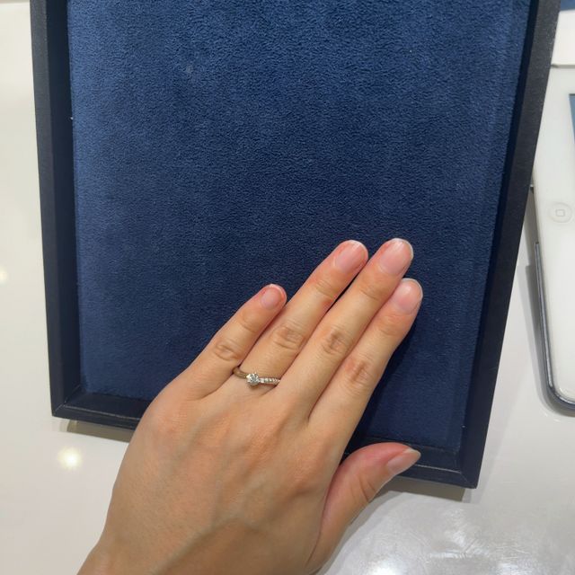 【4℃ BRIDAL(ヨンドシーブライダル)の口コミ】 小さな石が沢山付いているので、キラキラして可愛いです。
センターストー…