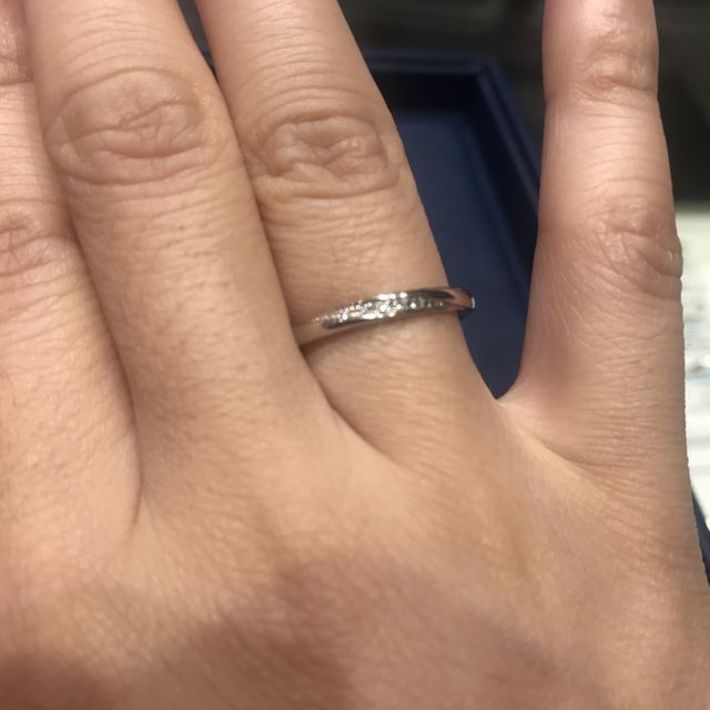 【銀座ダイヤモンドシライシの口コミ】 ストレートにダイヤ3石ほど、ダイヤモンドは斜め、シンプルですが上品に見…