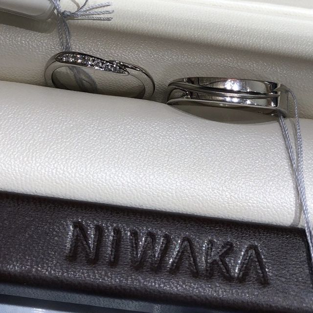 【俄(にわか)の口コミ】 先に貰っていた婚約指輪と重ね付けができる
夫が太めの指輪がいいというこ…