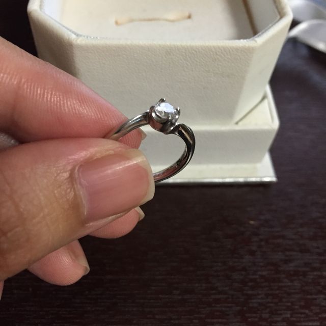 【4℃ BRIDAL(ヨンドシーブライダル)の口コミ】 シンプルなデザインが良く、飽きないデザインが魅力的でした。手がゴツい…