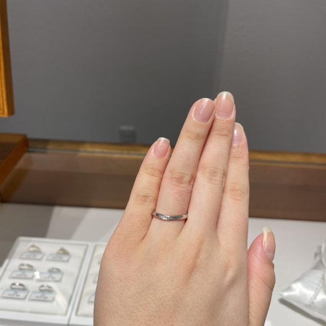 【銀座ダイヤモンドシライシの口コミ】 指輪のデザインはウェーブか、ブイか悩んでいたんですが店員さんにご相談…