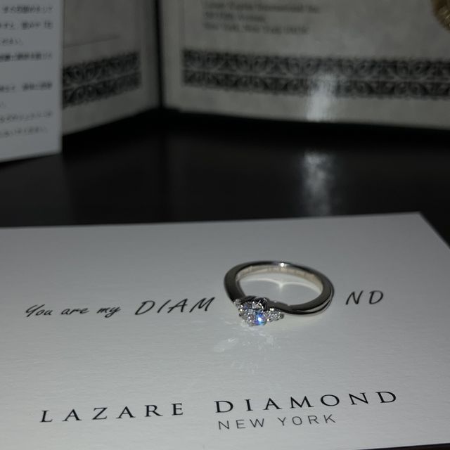 【ラザール ダイヤモンド(LAZARE DIAMOND)の口コミ】 デザインは、ヴァインを選びました。
中央のダイヤモンドに向けて細くなっ…