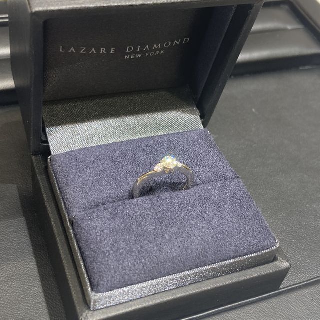 【ラザール ダイヤモンド(LAZARE DIAMOND)の口コミ】 デザインは、ヴァインを選びました。
中央のダイヤモンドに向けて細くなっ…