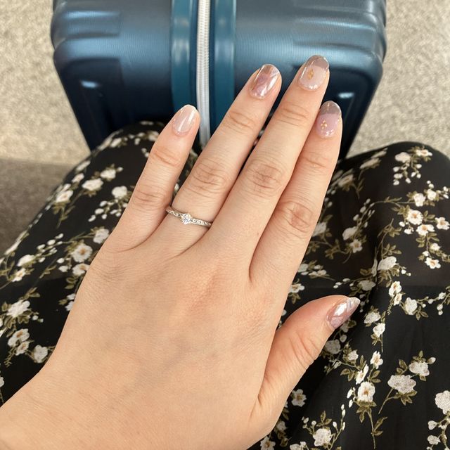 【4℃ BRIDAL(ヨンドシーブライダル)の口コミ】 サプライズで選んでくれたものですがサイドにもダイヤモンドがありとても…