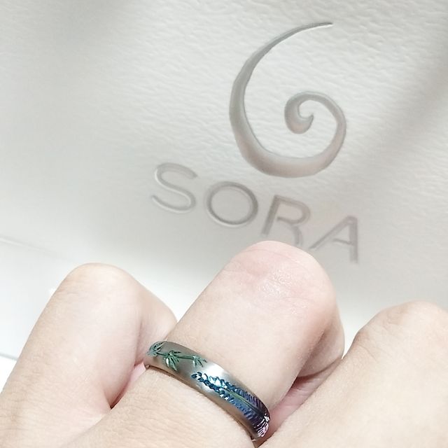 【SORA(ソラ)の口コミ】 リングに色を入れられるという特殊性。
結婚指輪は普段着用できるシンプル…