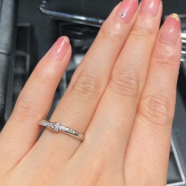 【エクセルコダイヤモンド(EXELCO DIAMOND)の口コミ】 華やかなでリボンを結んだような珍しい形が印象的なデザインでした。ひと…