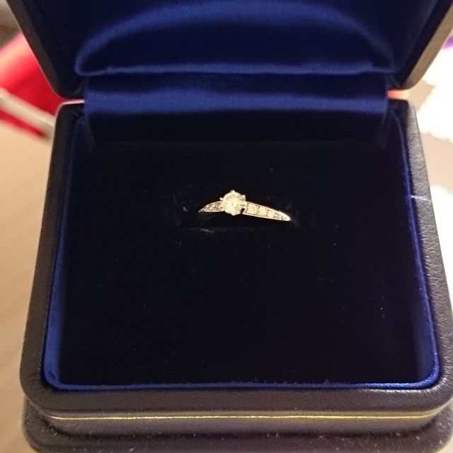 【ROYAL ASSCHER(ロイヤル・アッシャー)の口コミ】 なめらかな曲線が色白の肌に似合うことと、サイドのダイヤも綺麗であった…