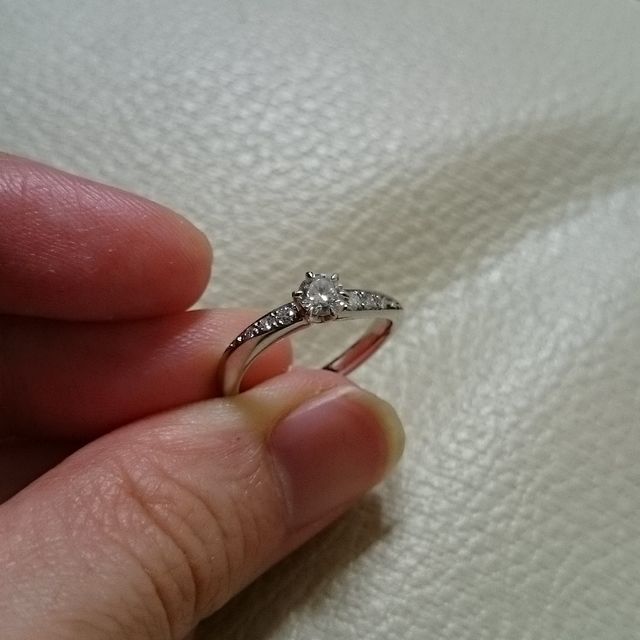 【ROYAL ASSCHER(ロイヤル・アッシャー)の口コミ】 なめらかな曲線が色白の肌に似合うことと、サイドのダイヤも綺麗であった…