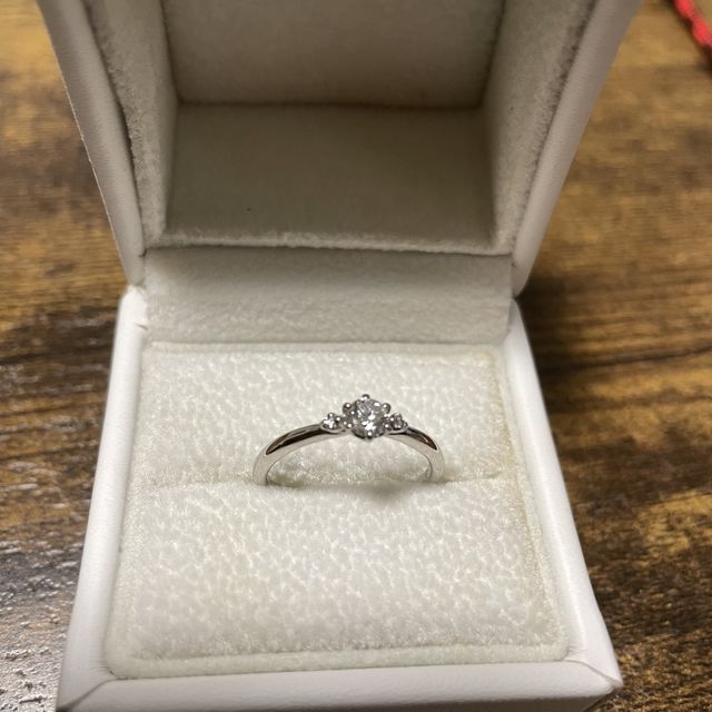 【AFFLUX(アフラックス)の口コミ】 指輪のデザインとしてはシンプルなものでダイヤの煌びやかさがとても際立…