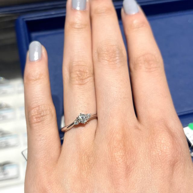 【銀座ダイヤモンドシライシの口コミ】 事前にサイドメレのストレート、V字のデザインで幾つかチョイスしてから店…