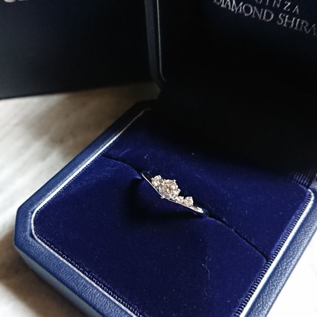 【銀座ダイヤモンドシライシの口コミ】 Vラインのリングで、中央に大きなダイヤモンドがついていて左に１つ、右に…