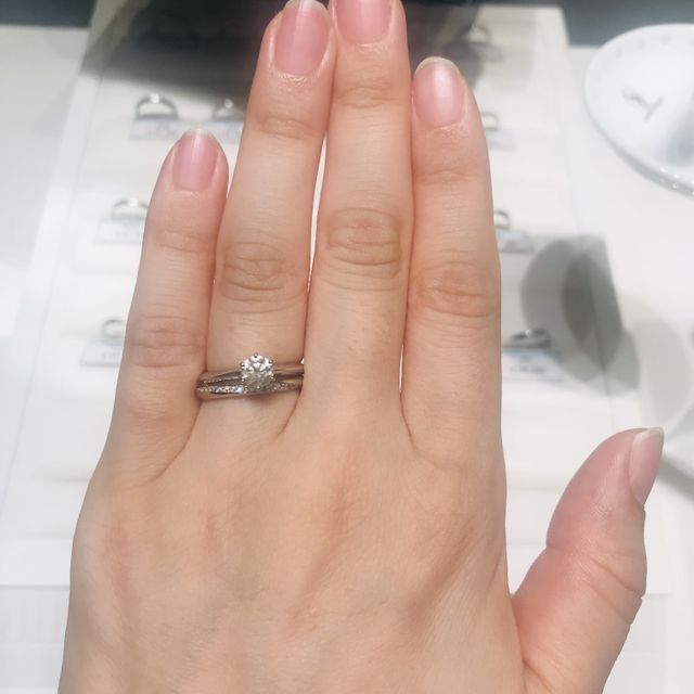 【銀座ダイヤモンドシライシの口コミ】 仕事中につけることのできる派手目なデザインではないこと、婚約指輪と合…