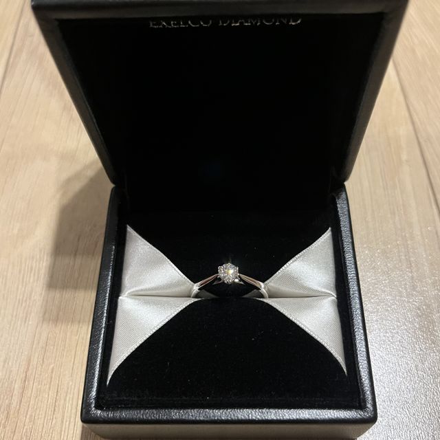 【エクセルコダイヤモンド(EXELCO DIAMOND)の口コミ】 ダイヤのカットが素晴らしく繊細で輝きがとても美しいと思いました。
結婚…