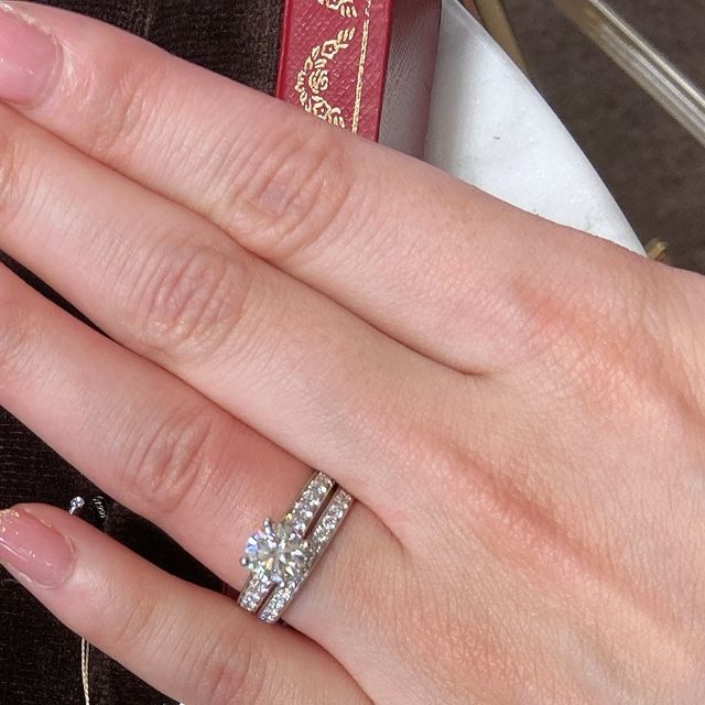 【カルティエ(Cartier)の口コミ】 エンゲージリングは中心のダイヤモンドが大きく輝き、サイドにもダイヤモ…