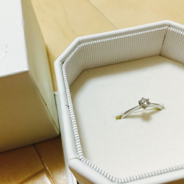 【4℃ BRIDAL(ヨンドシーブライダル)の口コミ】 石の中心に向かってリングラインが細くなっており、ふっくらしている自分…