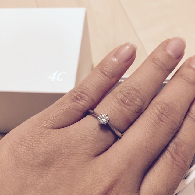 【4℃ BRIDAL(ヨンドシーブライダル)の口コミ】 石の中心に向かってリングラインが細くなっており、ふっくらしている自分…