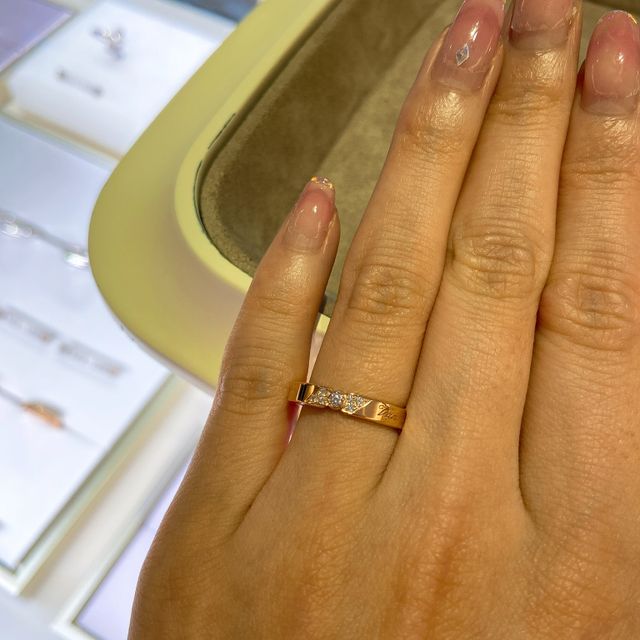 【ヴァン クリーフ＆アーペル(Van Cleef & Arpels)の口コミ】 キラキラと小さなダイヤが合わさってリボンを型どったようなデザインで、…