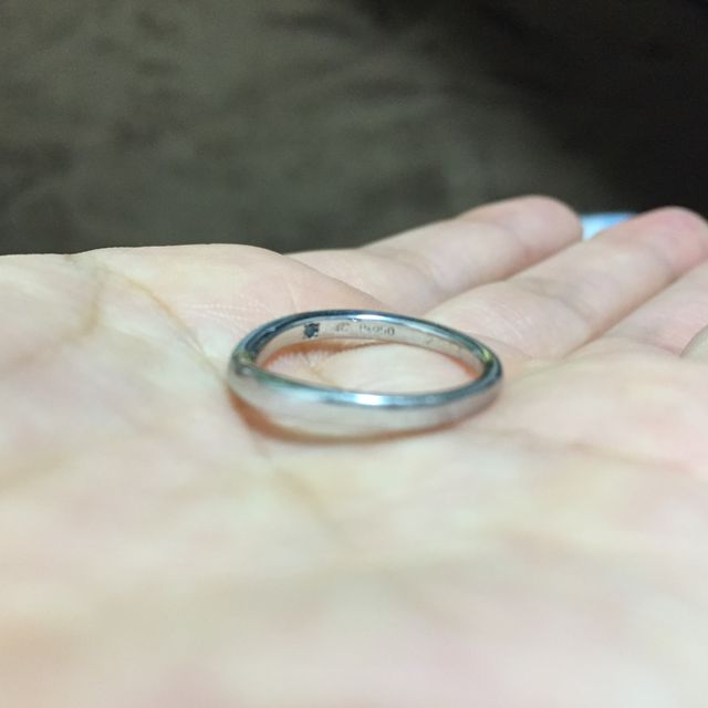 【4℃ BRIDAL(ヨンドシーブライダル)の口コミ】 リングに緩やかなウェーブがあり、指輪を付けると自分のふっくらした短い…