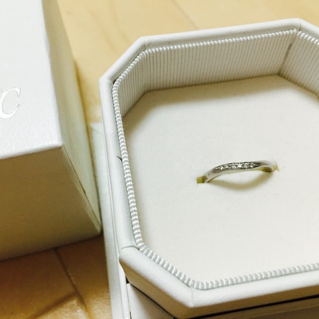 【4℃ BRIDAL(ヨンドシーブライダル)の口コミ】 リングに緩やかなウェーブがあり、指輪を付けると自分のふっくらした短い…