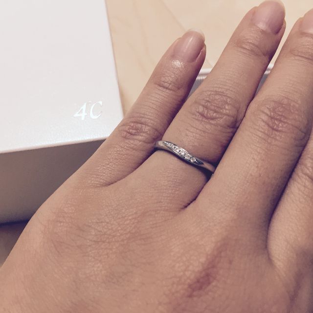 【4℃ BRIDAL(ヨンドシーブライダル)の口コミ】 リングに緩やかなウェーブがあり、指輪を付けると自分のふっくらした短い…