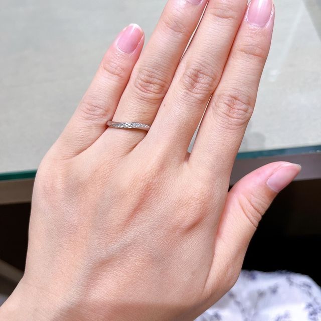 【銀座ダイヤモンドシライシの口コミ】 ウェーブの形で探しており、こちらのデザインが気に入りました。スッキリ…