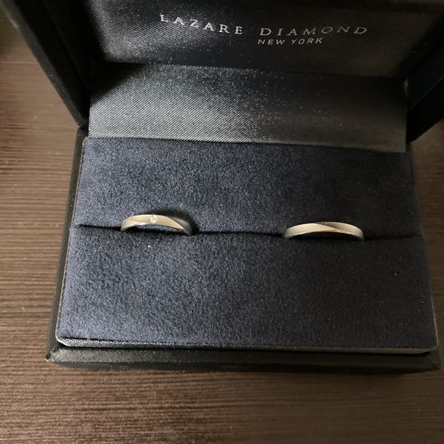 【ラザール ダイヤモンド【取扱店販売】の口コミ】 色々なお店をまわってタケウチブライダルさんの指輪に決めた理由は、デザ…