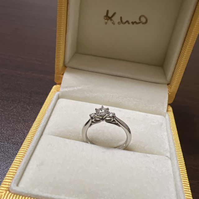 【ケイウノ ブライダル(K.UNO BRIDAL)の口コミ】 彼からのプロポーズでサプライズでいただきました。購入の決め手は横から…