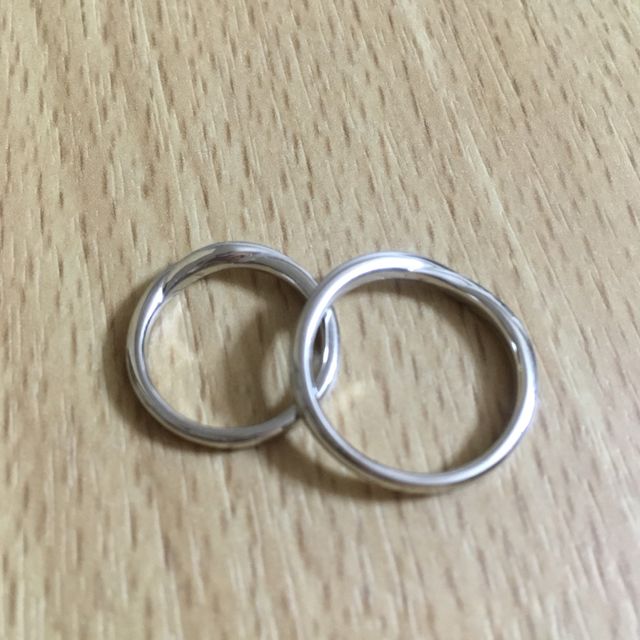 【銀座ダイヤモンドシライシの口コミ】 別のお店で購入した婚約指輪となるべくきれいに重ねづけ出来る、なおかつ…